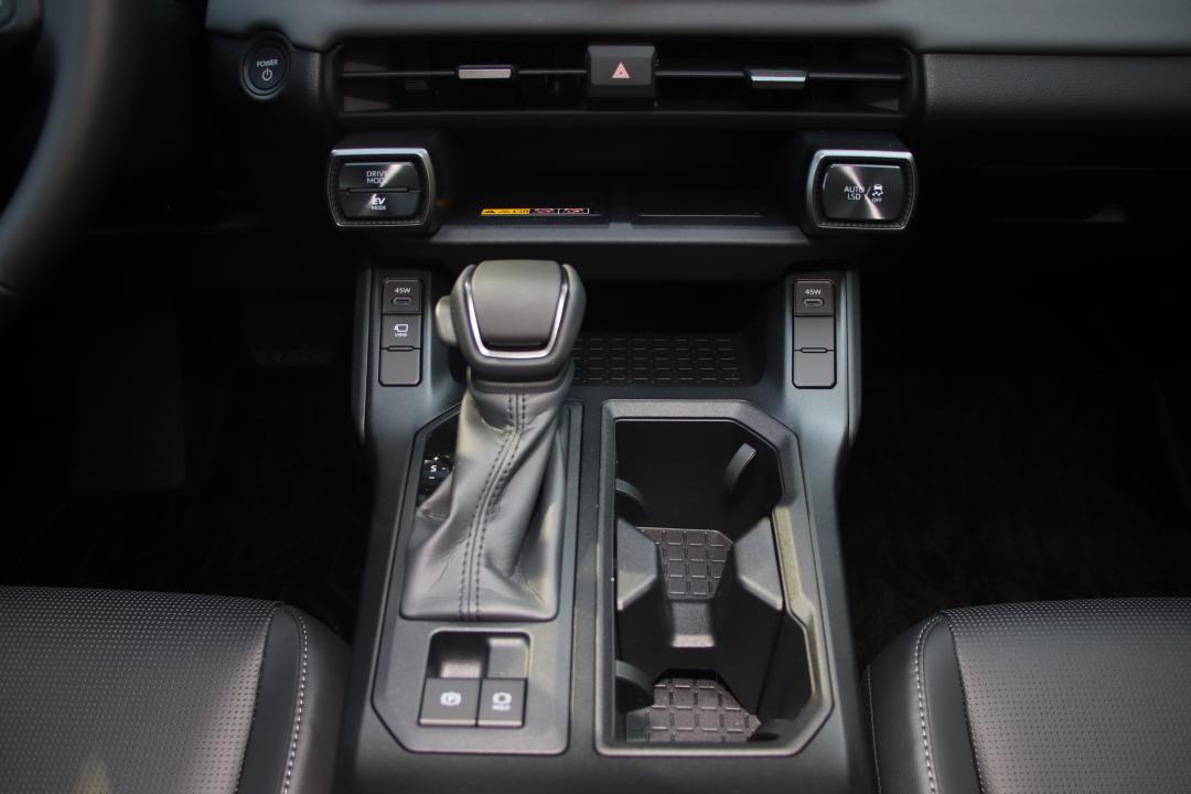 中央鞍部採開放式空間規劃，並配有45W的USB Type-C插槽，充電更快速。