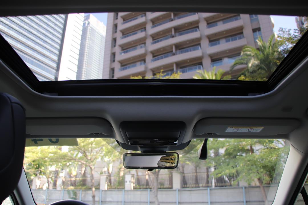 在旗艦車型上才有標配天窗，提供不錯的採光效果。