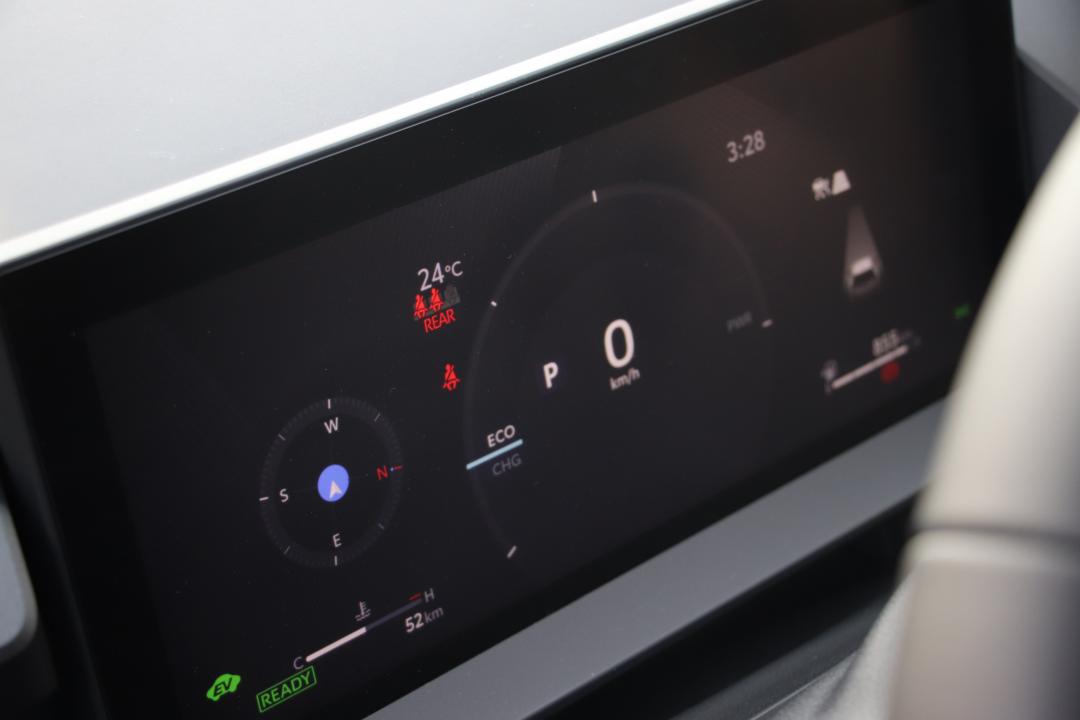 12.3吋數位儀表板有多種切換界面，旗艦車型標配投射式抬頭顯示器。