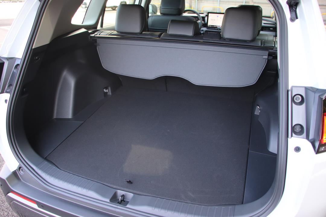 後行李廂空間方正，並有遮物簾配置，確保隱私性。