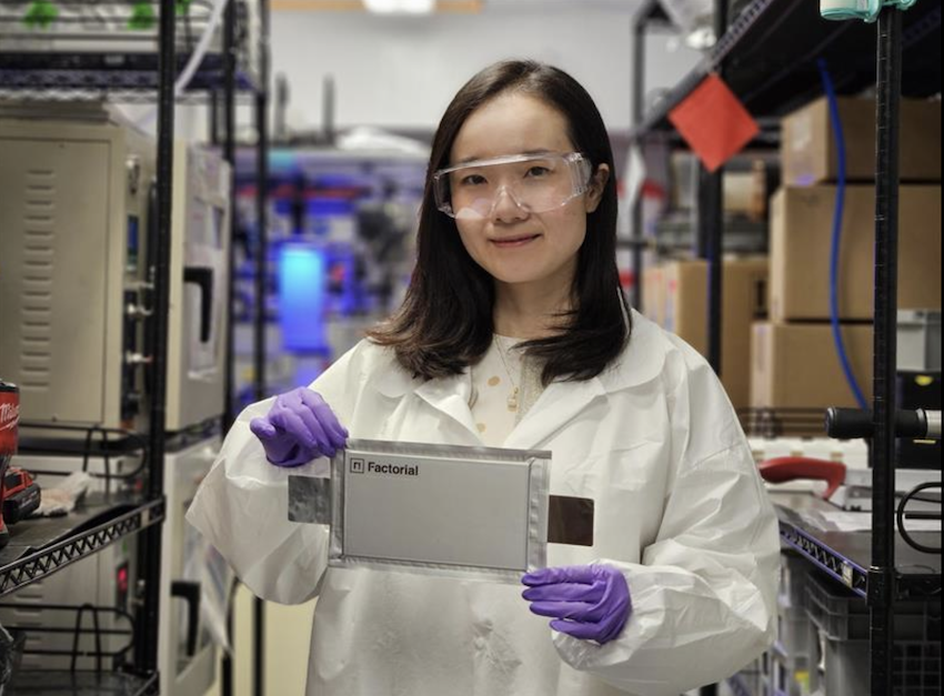 Factorial Energy 執行長 Siyu Huang 展示最新固態電池。（圖片來源：Factorial Energy）