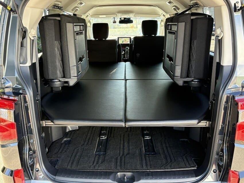 車內採用 MDF 床板套件，將寬闊車室變成舒適床鋪。