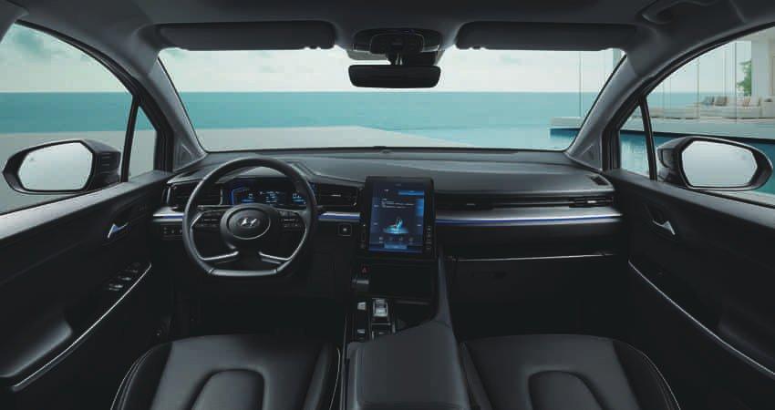 10.4 吋中控螢幕是內裝科技焦點。