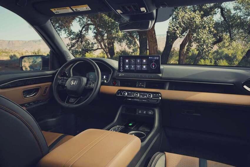 內裝採用數位儀表與大尺寸觸控螢幕增添科技感。