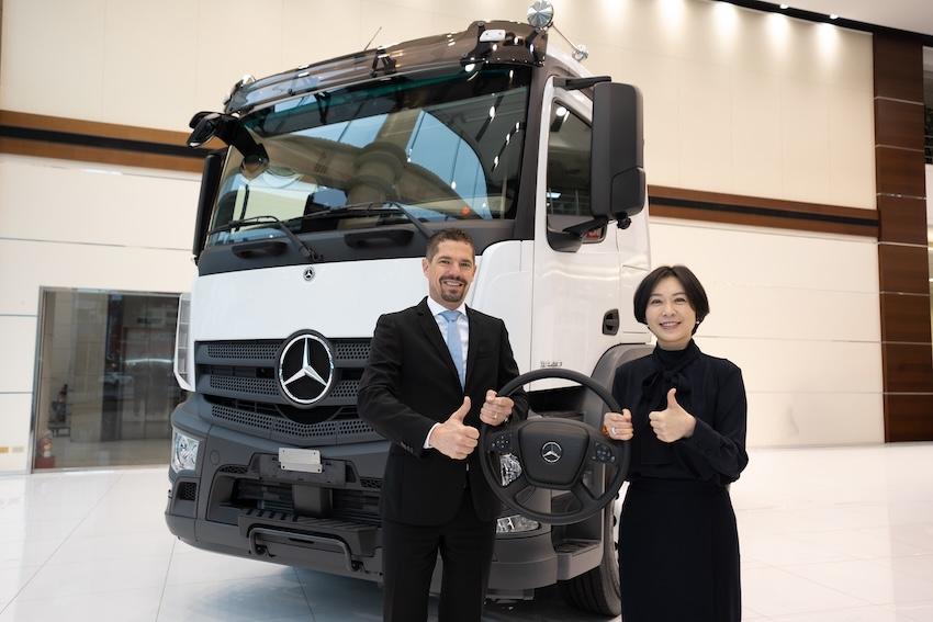 順益集團接手 Mercedes-Benz Trucks 台灣總代理。右為順益集團董事長林純姬。