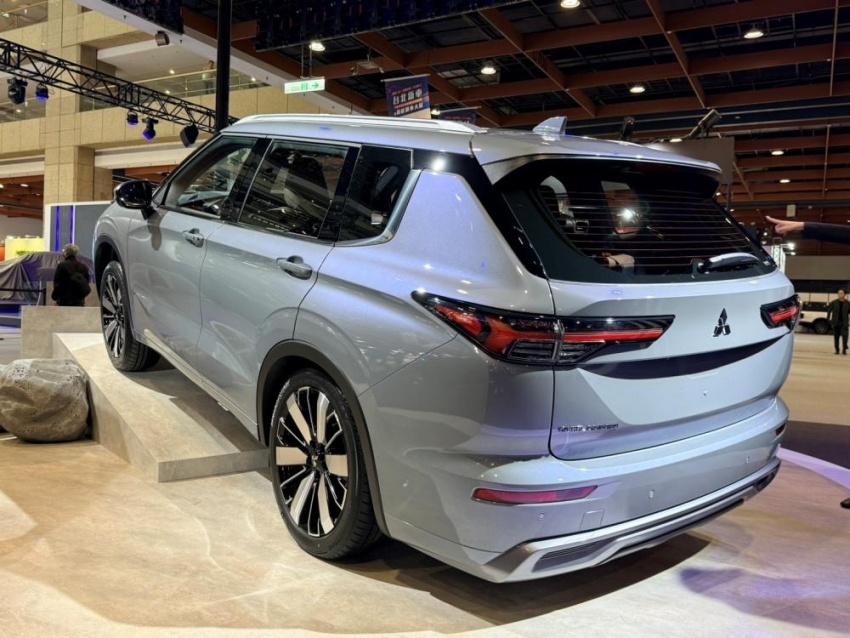 去年台北新車大展上的 Outlander 搭載 1.5 升渦輪輕油電動力。