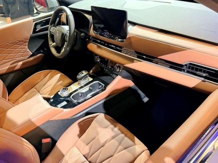 內裝採用數位儀表與大尺寸螢幕。