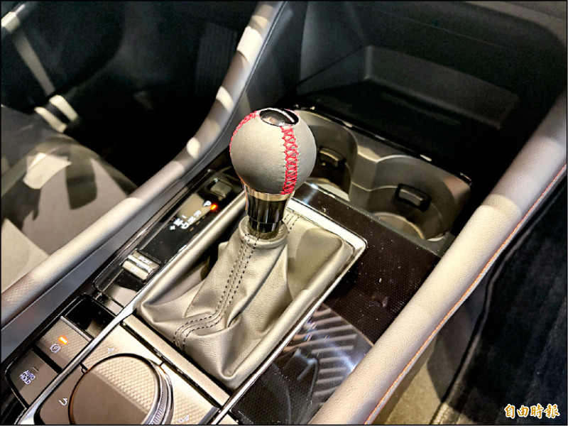 AutoExe真皮球型排檔頭，符合人體工學的掌心包覆設計，換檔更流暢。（記者陳英傑攝）