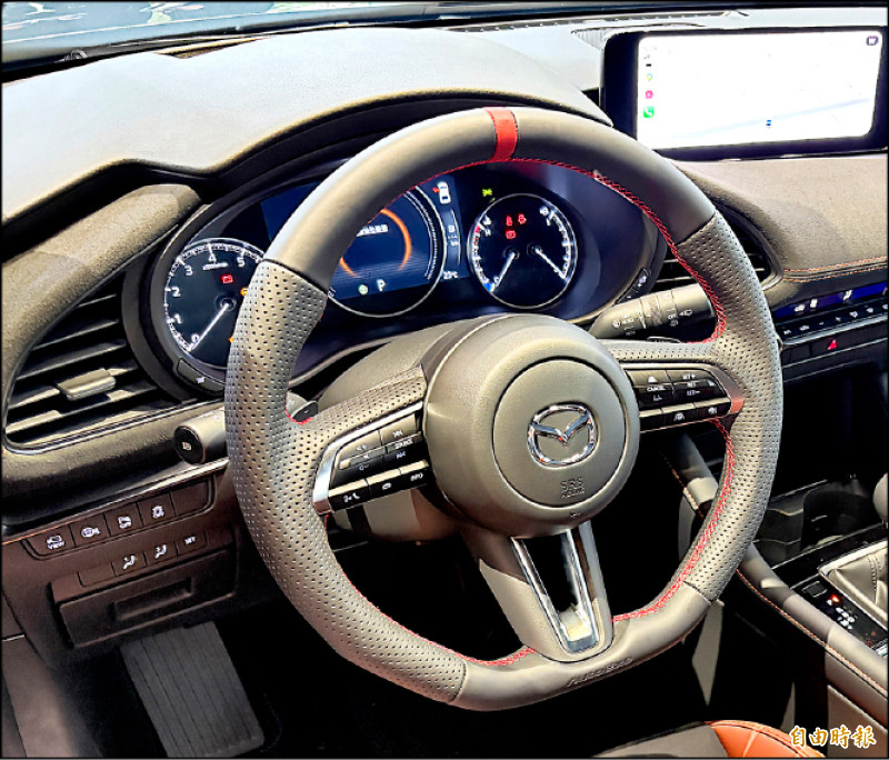 AutoExe Nappa運動化平底方向盤，強化整體握感，提供更出色的操駕表現。（記者陳英傑攝）