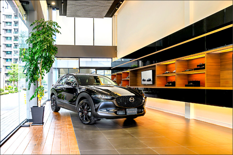 Mazda CX-30 20S HOMURA為跨界休旅車。