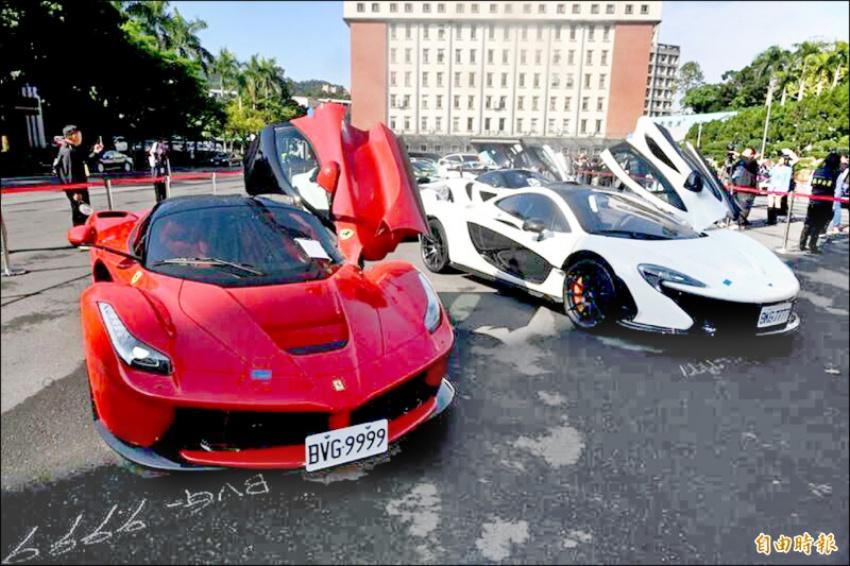 「馬王」Ferrari LaFerrar（左）1.35億天價落槌。
