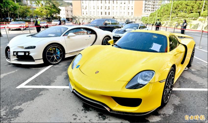 「蛙王」Porsche 918 Spyder（右）以 5600 萬元拍出。