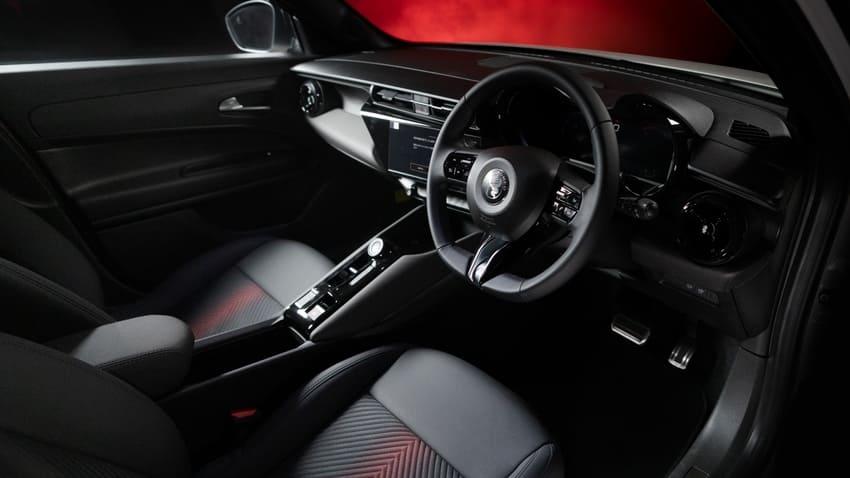 內裝採黑化風格，並加入紅色元素點綴熱血氛圍。