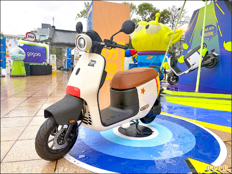 EZZY 500聯名系列車款以《玩具總動員》兩大角色為靈感，圖為「翠絲」的歡樂牛仔號。（記者陳英傑攝）