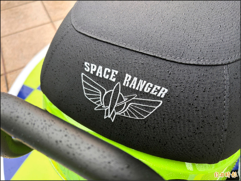 浩瀚宇宙號座墊後方設有角色專屬電繡圖騰。（記者陳英傑攝）