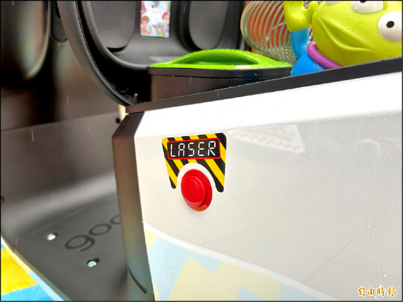 車側皆有專屬角色特徵，圖為浩瀚宇宙號的巴斯光年雷射按鈕。（記者陳英傑攝）