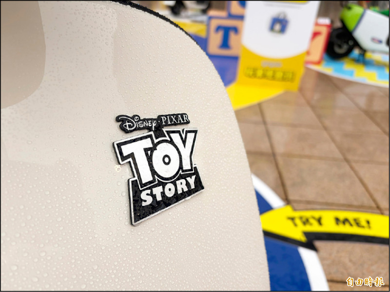 兩款車在車前飾版皆有《玩具總動員》徽章，象徵獨特性。（記者陳英傑攝）