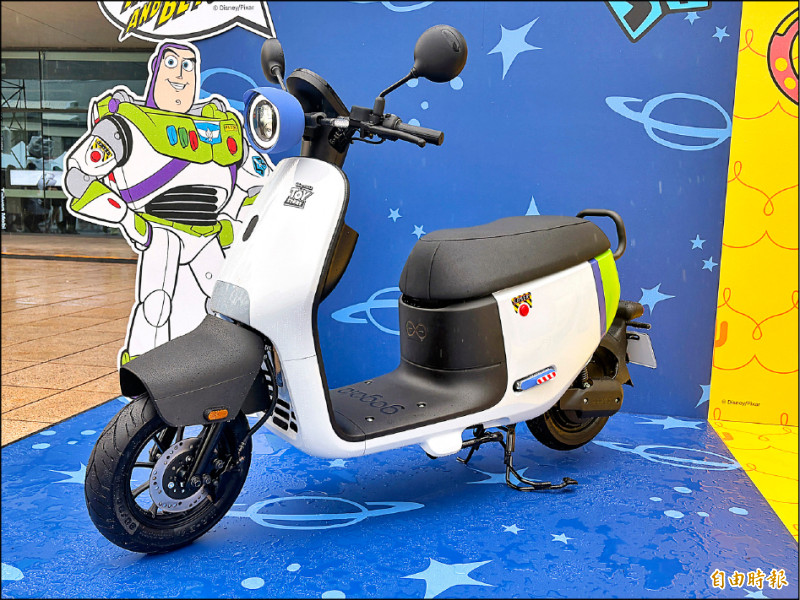 Gogoro與迪士尼跨界合作，推出EZZY 500《玩具總動員》系列車款。圖為「巴斯光年」的浩瀚宇宙號。（記者陳英傑攝）