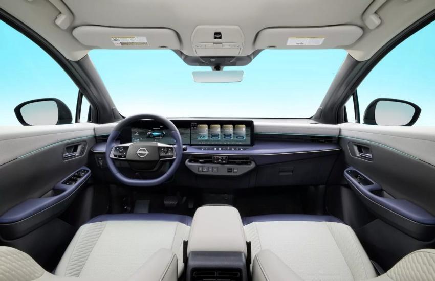 內裝鋪陳比照 Leaf 的樣式，導入雙螢幕配置。