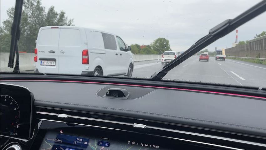 當雨刷刷不乾淨出現跳動時，2B 鉛筆竟成為另類的臨時解決方案。