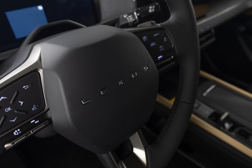 方向盤改以 LEXUS 字樣取代過往廠徽。