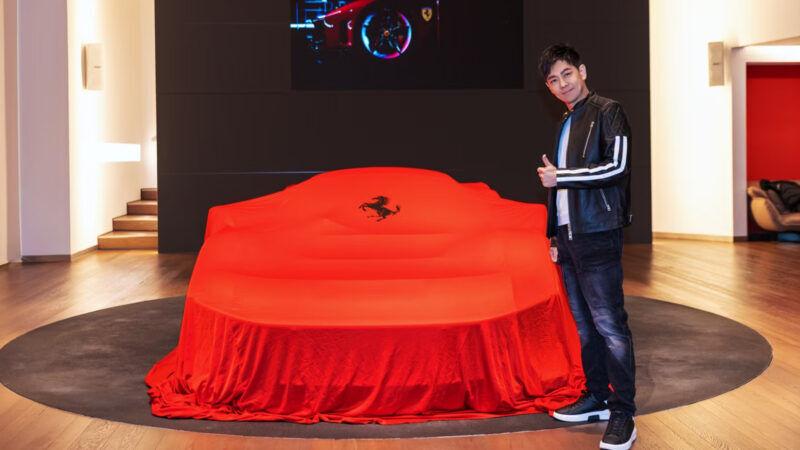 林志穎今年 2 月飛往義大利馬拉內羅的法拉利工廠完成新世代限量馬王 F80 交車儀式，法拉利官網也出現相關報導。