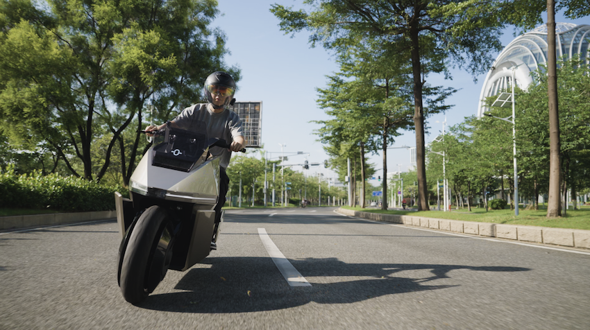 新加坡新創 OMOWAY 發表最新 OMO X 電動機車，稱這是全球首款自動平衡電動機車。