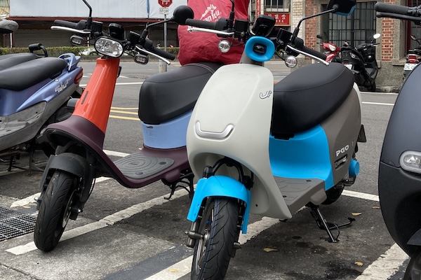 機車停車立側柱會被罰 1200 元？警方一次說清楚