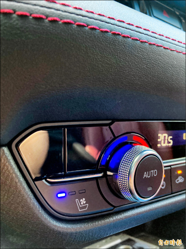 多數的汽車通風座椅提供三段式風量調整，可快速消除背部的悶熱感。（記者陳英傑攝）