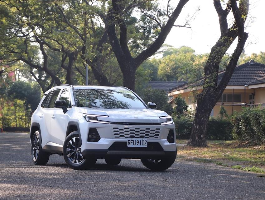 中東戰事升溫影響，Toyota 也宣布將大幅減產銷往中東市場的車款，並將原銷往中東的部分整車與零組件調度來台灣，有望舒緩 RAV4、Camry 等待交車壓力。