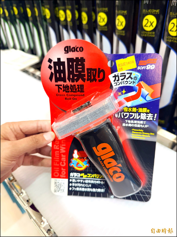 消費者購買除油膜劑後，掃描包裝QR碼就能獲得詳細使用教學，輕鬆好上手，399元。（記者蘇銘翰攝）