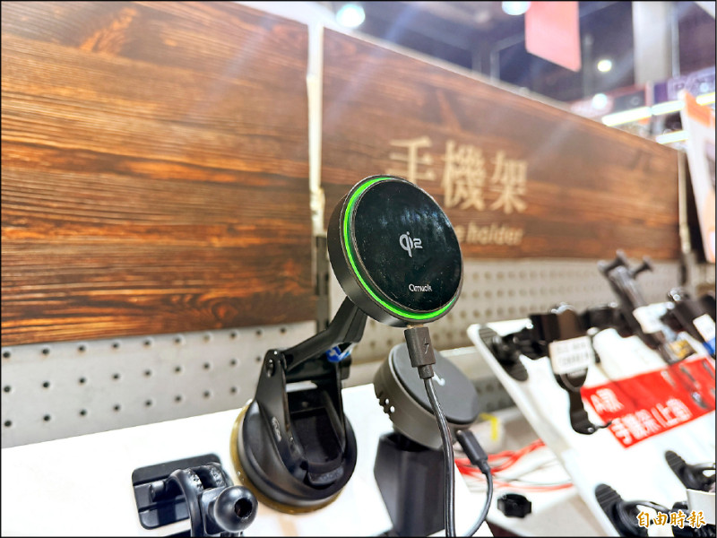 amuok系列手機架，採磁吸式操作更方便直覺，1,199元。（記者蘇銘翰攝）