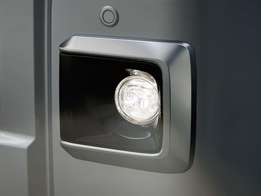 高規車型標配 LED 頭燈組與鍍鉻霧燈座飾框。