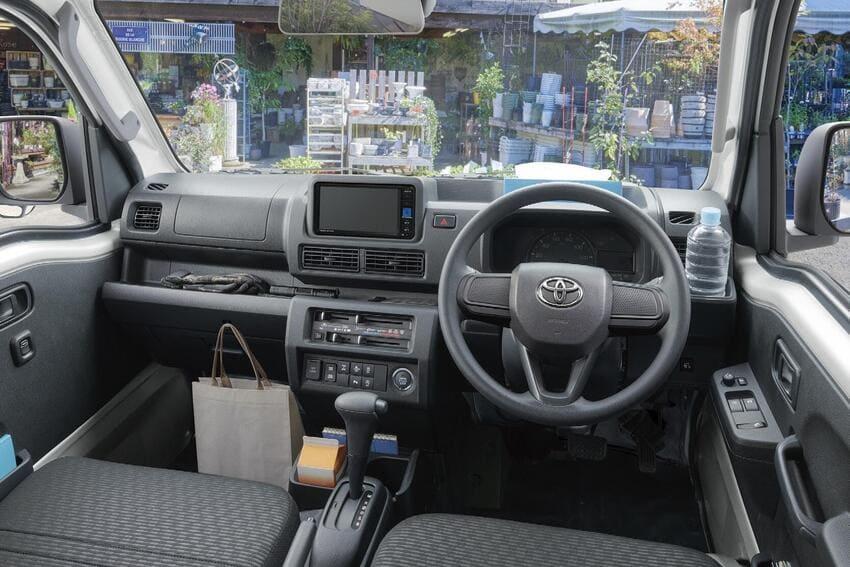 新款 Pixis Truck 內裝。