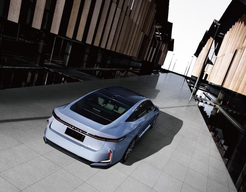 車尾採貫穿式尾燈設計，搭配 LEXUS 字樣與 L 型方向燈。