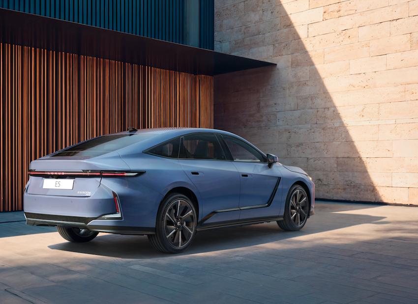 尾燈採用 LEXUS 字樣貫穿式設計，強化整體視覺延展性與現代感。