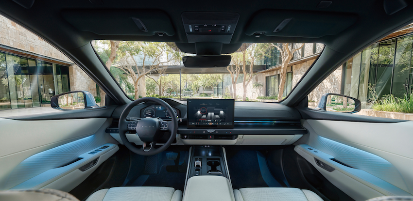 車室設計承襲 TAZUNA 座艙概念，整合 14 吋中控螢幕與 12.3 吋全數位儀表板。