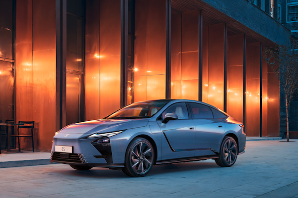 Lexus 大改款 ES 預售價曝光！180 萬起開賣　純電版送免費充電