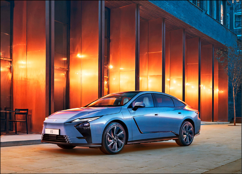 Lexus大改款ES提供油電混合ES 300h與純電ES 500e兩種動力版本選擇。圖為ES 500e旗艦版。