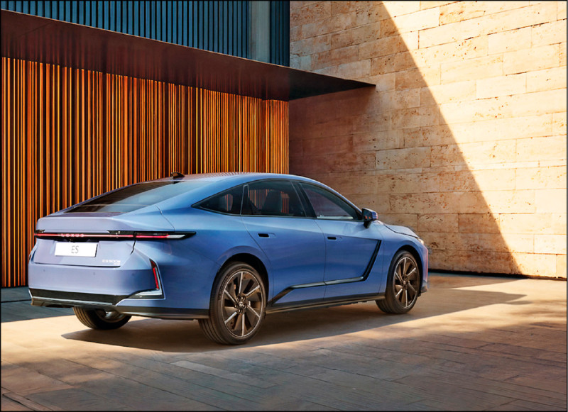 車尾為橫貫式LED尾燈，並採用LEXUS字樣識別，取代過去使用的品牌廠徽。圖為ES 500e旗艦版。