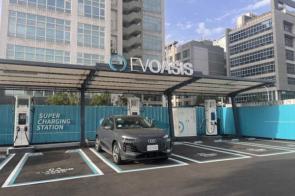 電動車充電免換 App！Evoasis 等 10 大業者聯手 全台 60% 快充站都可用 