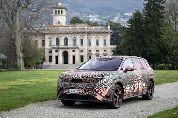 Škoda 7 人座電動休旅曝光！續航破 600 公里　全景天窗史上最大