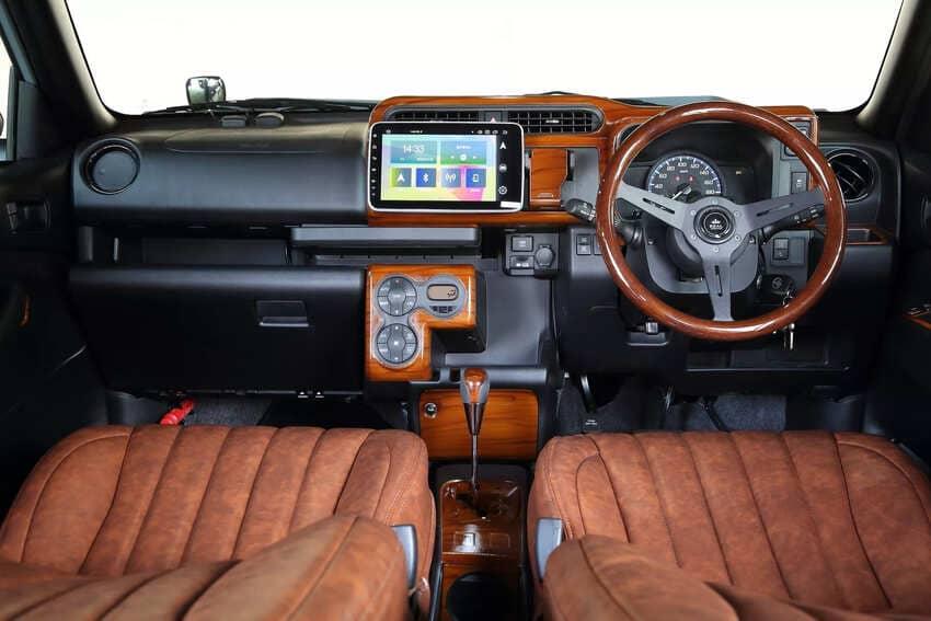 透過大量木質飾材打造專屬座艙，大幅提升質感表現。