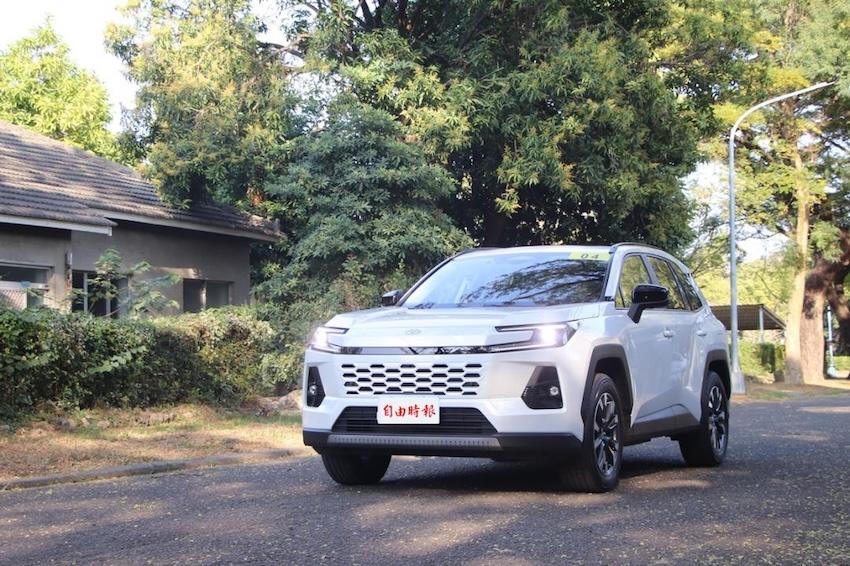 採單一 2.5 混合動力的 Toyota RAV4 以 2,063 輛排名第三。