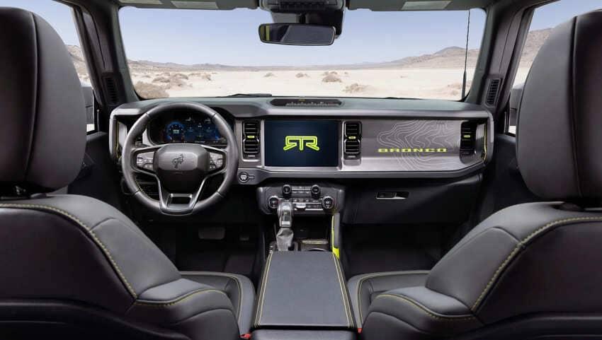 內裝以黑色為主。並加入萊姆綠元素點綴。