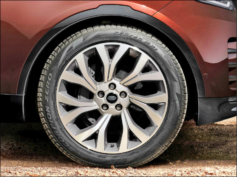 Gemini Edition限定版標配21吋多輻式鑽石塗裝鋁圈強化動感氣勢。