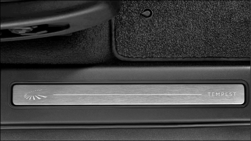 Tempest Edition限定版以螺旋狀徽飾作為專屬特徵，並在內裝多處加以妝點。