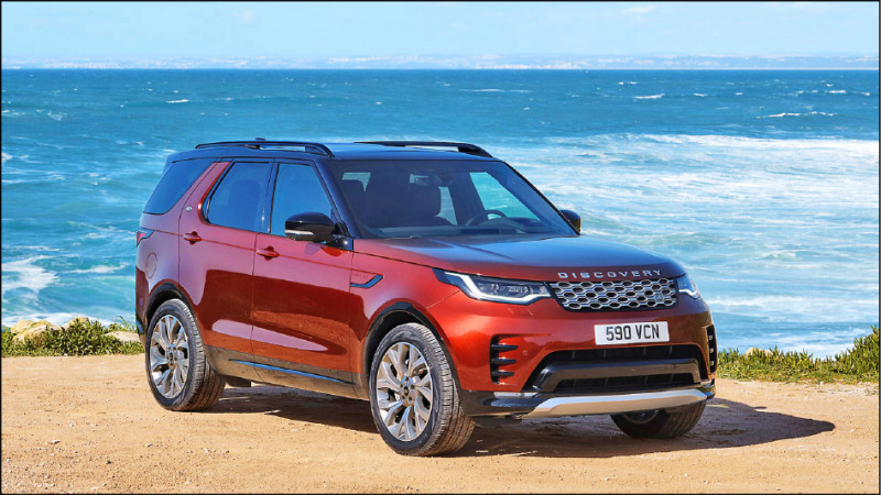 台灣捷豹路虎發表新年式Discovery七人座豪華休旅，367萬元起。圖為Gemini Edition限定版，採用聖多納紅車身搭配納維克黑車頂的雙色塗裝，視覺效果搶眼。