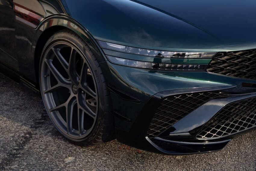 升級搭載專屬空力套件及 22 吋輕量化輪圈。