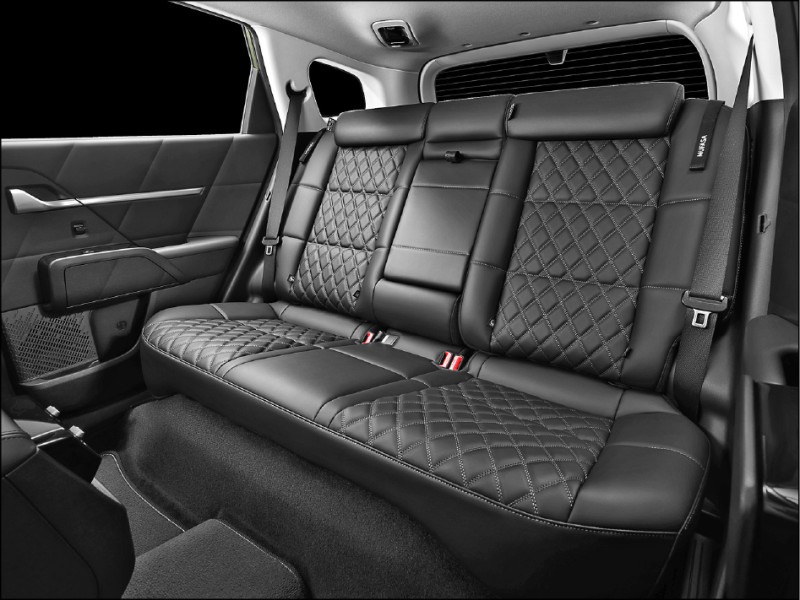 車內採用探險菱格紋座椅，提升座艙質感。